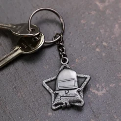 Kapitan Bomba Gadżety > Metalowy brelok do kluczy – i dycha za wycieraczką